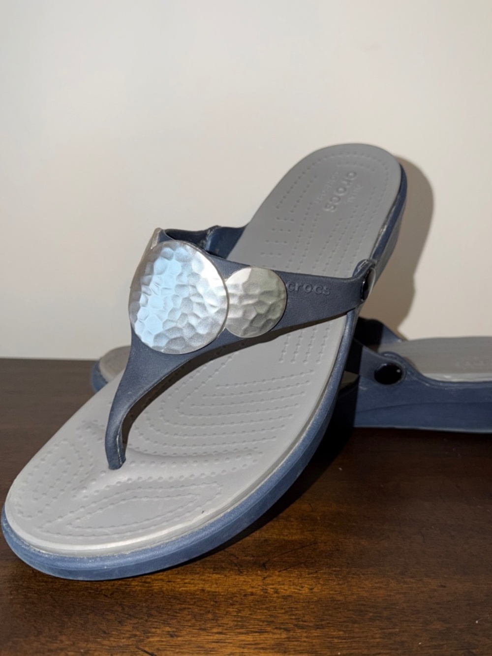 CROCS Women's Size 10 SANRAH Silver Hammered Medallion Navy Wedge Sandals Rare